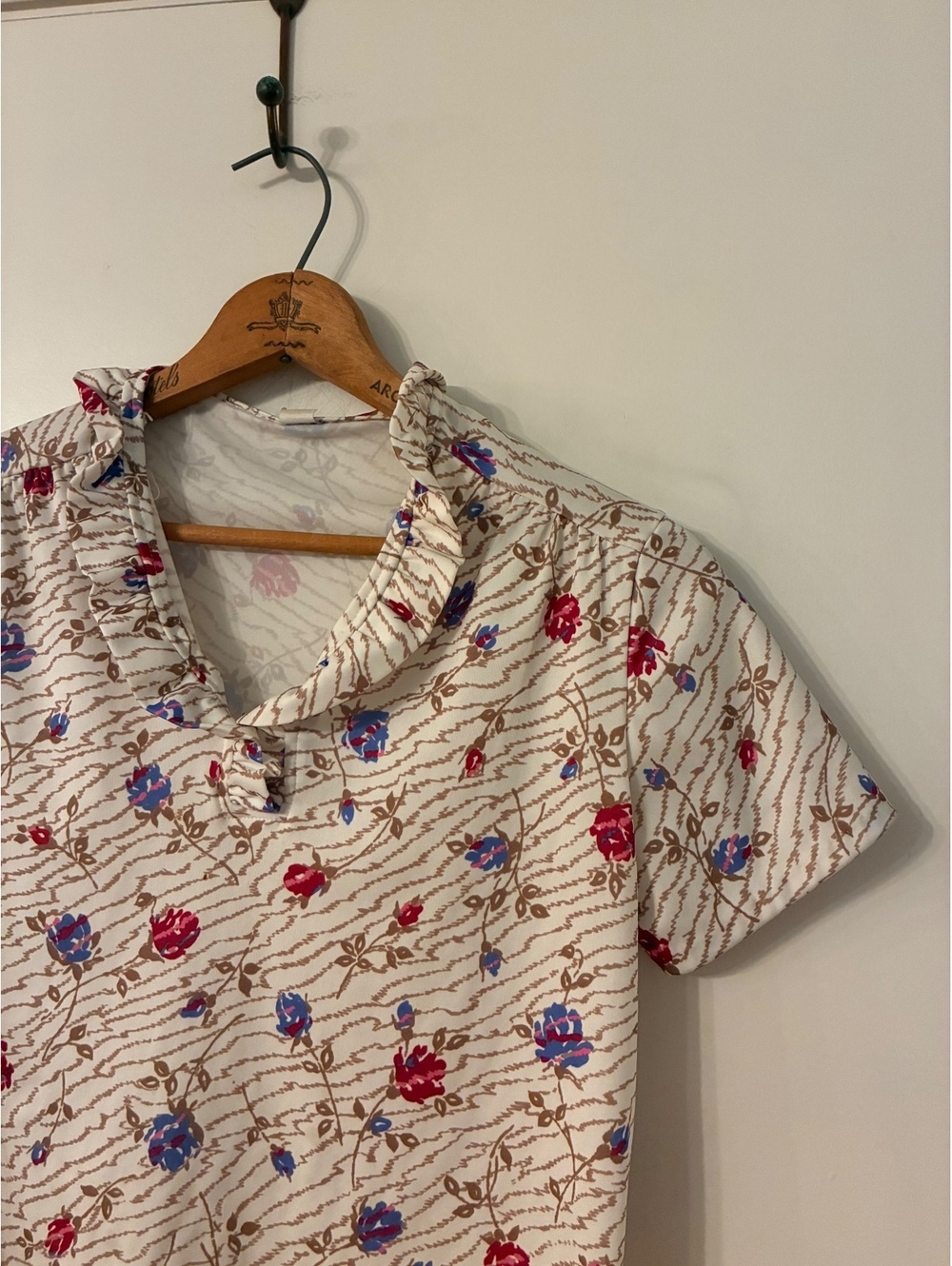Vintage 1970s Floral Short Sleeve Polo Top Size 34 Red Blue Roses